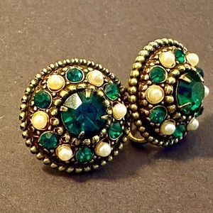 Vintage Signed Cora Screw back rhinestone green and faux pearl earrings